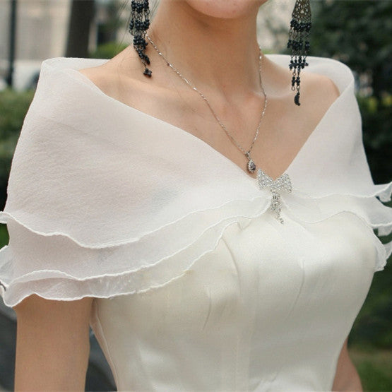 Vestido de Novia Blanco Elegante con Encaje y Chal Delicado