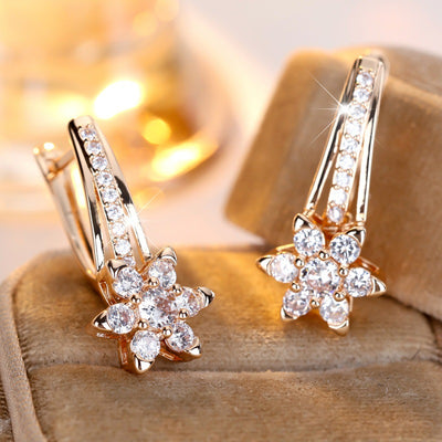 Aretes de Circón Floral con Diamantes Completos - Diseño Europeo de Alta Gama - Image 5