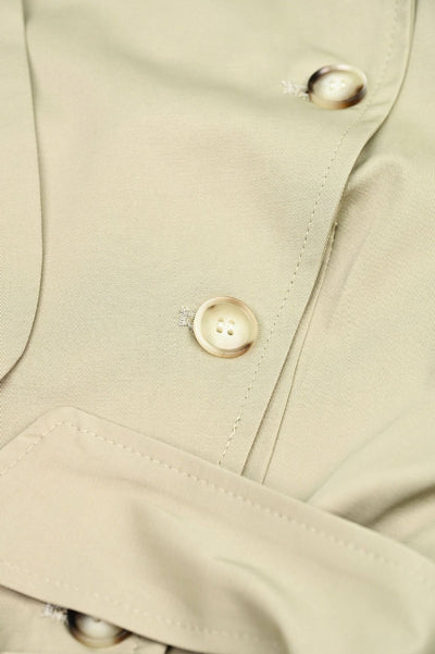 Short Estilo Trench Coat Clásico Británico Cintura Ajustada Caqui Claro - Image 21