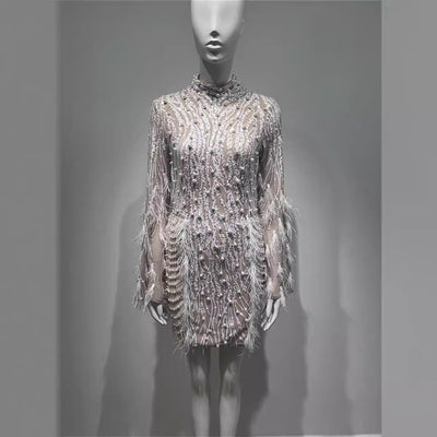 Vestido de Lentejuelas y Plumas con Perlas Expandidas - Image 3