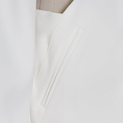 Blazer Entallado con Hombreras y Detalles Calados - Image 14