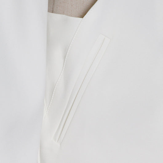Blazer Entallado con Hombreras y Detalles Calados - Image 14