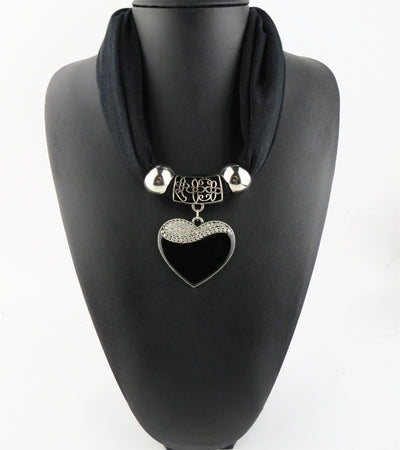 Pañuelo Elegante con Dije de Corazón para Mujer - Image 6
