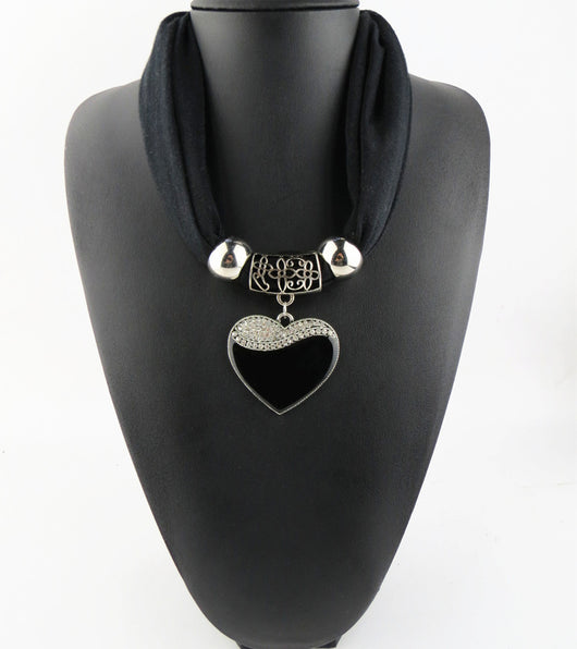 Pañuelo Elegante con Dije de Corazón para Mujer - Image 6