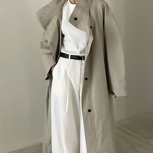 Gabardina Larga de Cuello Alto con Diseño Versátil y Elegancia Contemporánea - Image 4