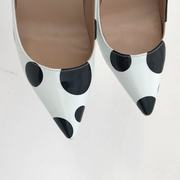 Tacones Altos con Diseño Geométrico Blanco y Negro - Puntos y Ondas