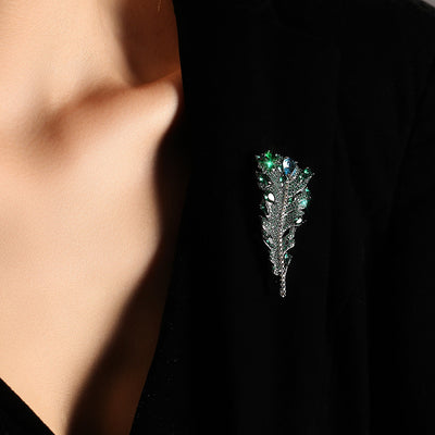 Broche de Cristal Verde Antiguo con Diseño de Pluma