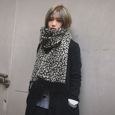Chal Grueso Cálido con Estampado Leopardo - Image 9