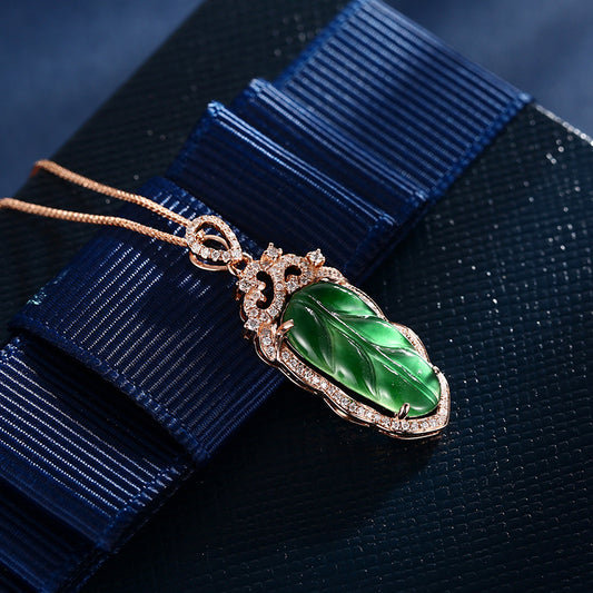 Collar de Jade con Ramas Doradas y Hojas de Jade Natural