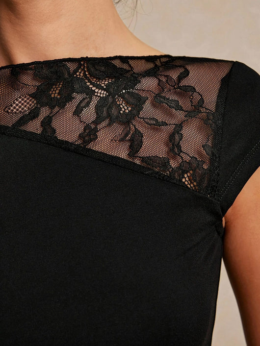 Blusa Entallada con Paneles de Encaje y Manga Corta - Image 12
