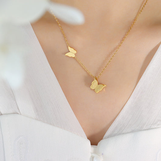 Conjunto de Joyería Titanio con Mariposas Texturizadas - Collar, Anillo y Aretes - Image 4
