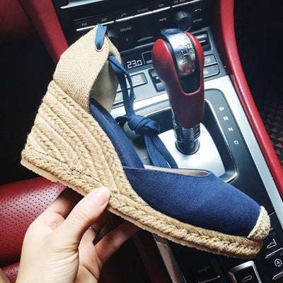 Sandalias Cuña Oxford con Tiras Cruzadas y Cordón - Image 4
