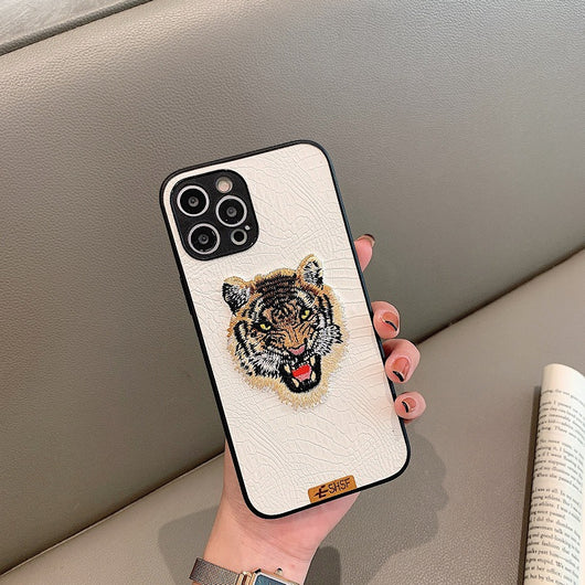 Funda para Teléfono de Cuero con Cabeza de Tigre Bordada - Image 13