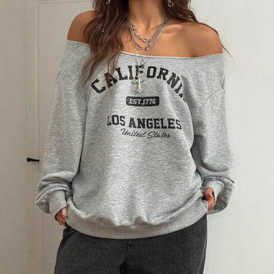 Playera Asimétrica para Mujer con Hombro Inclinado y Estampado de Letras