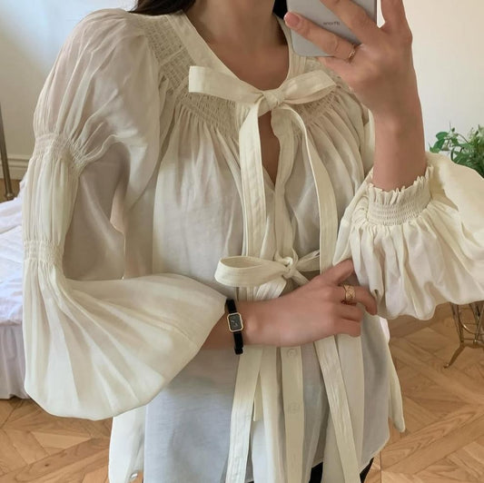 Blusa Vintage de Corte Clásico con Encaje y Mangas Largas - Image 2