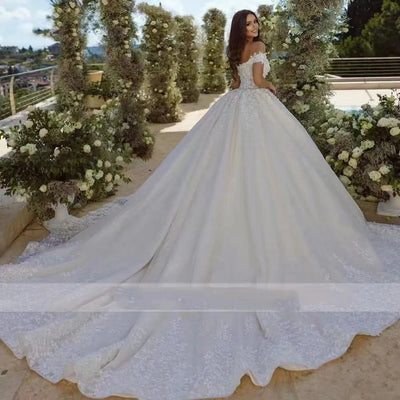Vestido de Novia Minimalista con Hombros Descubiertos - Image 3