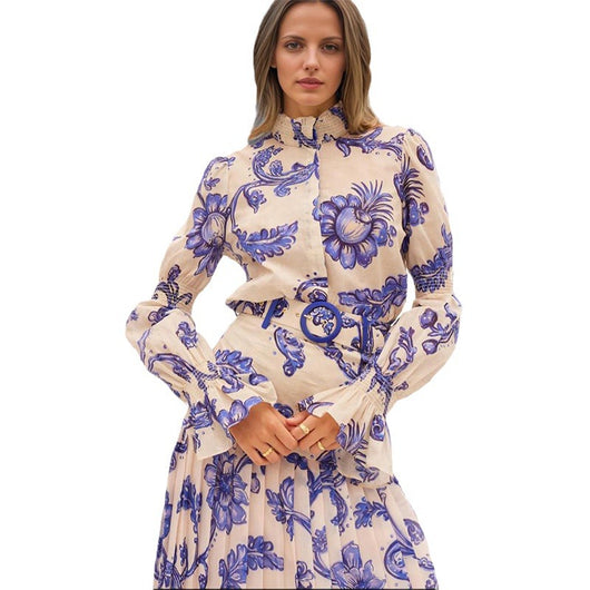 Conjunto Ejecutivo Mujer: Blusa Cuello Alto Estampada con Falda Plisada de Mangas Linterna - Image 2