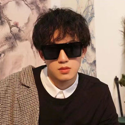 Fashion one-piece large rim sunglasses with a transparent champagne frame and brown gradient lenses. - Image 3