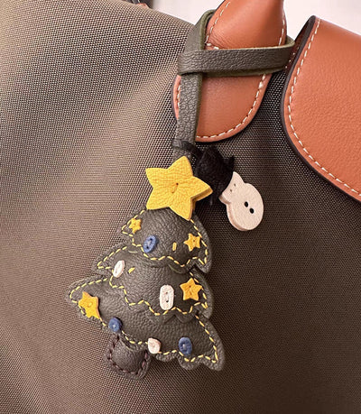Estuche Artesanal para Llaves de Cuero de Oveja Navideño con Diseño Santa Claus - Image 4