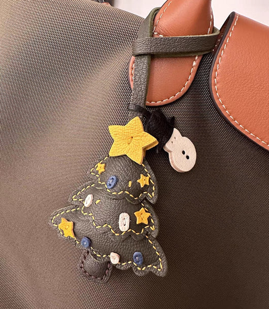 Estuche Artesanal para Llaves de Cuero de Oveja Navideño con Diseño Santa Claus - Image 4