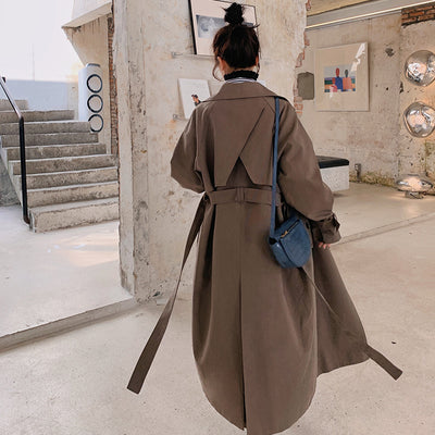 Abrigo Trench Coat Doble Botonadura con Cinturón y Detalle Cruzado en Espalda - Image 3