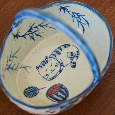 Taza de Café Artesanal de Porcelana Azul y Blanco con Diseño de Gato - Image 6
