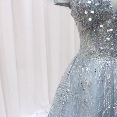 Vestido de Noche Plata Asimétrico Elegante para Mujer - Image 3
