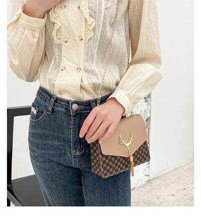 Bolso Crossbody Cuadrado Pequeño con Cadena y Detalle de Borla - Diseño Bicolor Elegante - Image 18