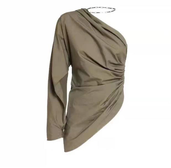Blusa Elegante con Cadena Metálica, Pliegues Ajustados y Espalda Descubierta