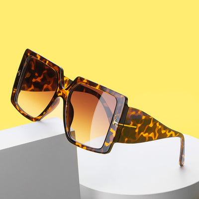 New ladies fashion personality black oversized square sunglasses with gradient lenses and gold-tone 'T' accents. - Image 17