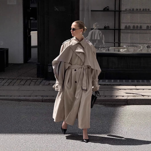 Gabardina Larga Beige con Cinturón y Capa