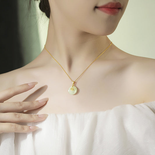 Collar de Jade Hetian con Símbolo Fu - Estilo Chino Retro en Plata de Ley y Oro de 18K