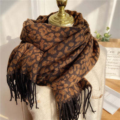 Chal Grueso Cálido con Estampado Leopardo - Image 10