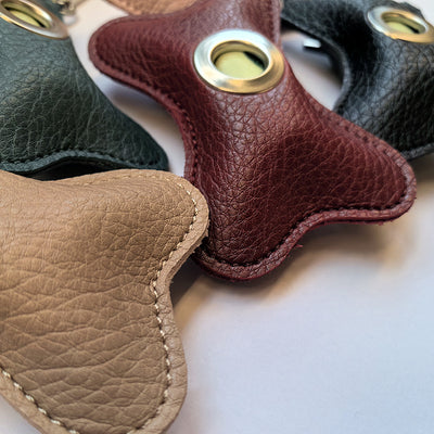 Dispensador de Bolsas para Desechos de Mascotas en Cuero PU Portátil - Image 3