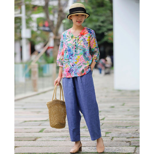 Blusa Literaria de Algodón y Lino con Cuello en V para Viajeras - Image 3
