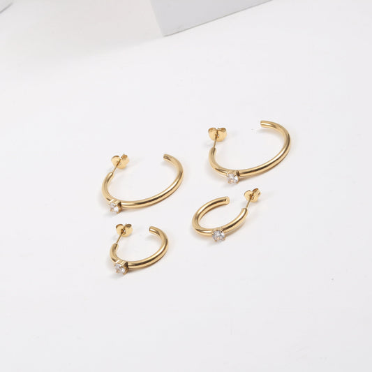 Aretes C con Circón en Acero Titanio Chapado en Oro 18K - Image 2
