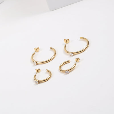 Aretes C con Circón en Acero Titanio Chapado en Oro 18K - Image 2