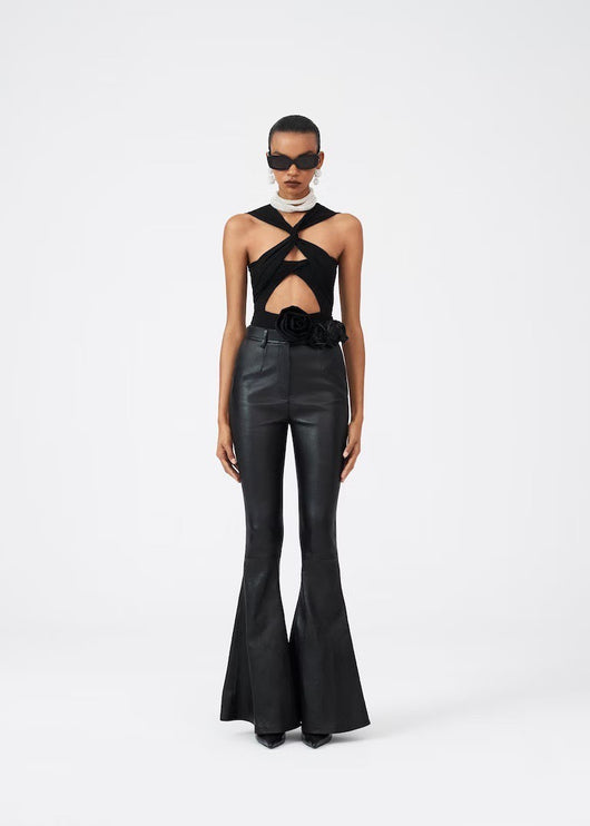 Jumpsuit Elegante con Flores en Relieve y Detalles Calados - Image 3