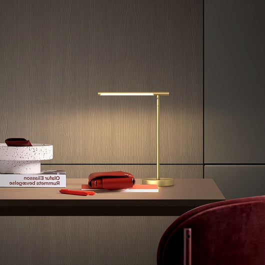 Lámpara de Mesa Articulada en Latón - Diseño Minimalista de Lujo - Image 3