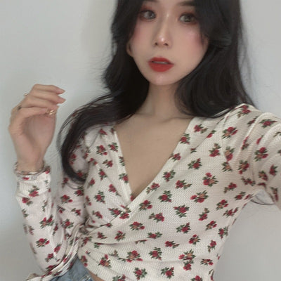 Blusa Floral Ajustada Escote en V con Manga Larga - Image 3
