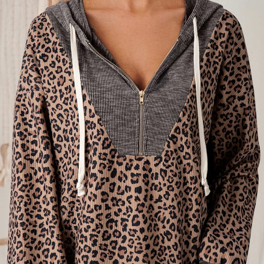 Sudadera Hoodie Khaki con Estampado Leopardo y Cuello Contrastante