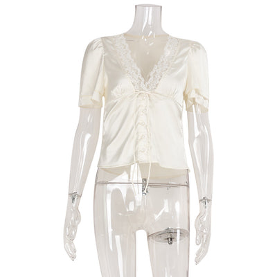 Blusa Ajustada con Escote V y Detalles de Encaje - Image 9