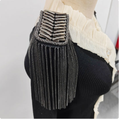 Cadena Larga de Metal con Borla y Hombreras - Accesorio Versátil Unisex - Image 12