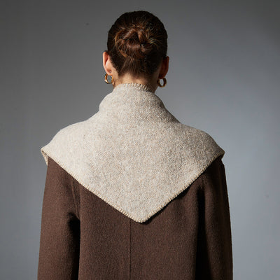 Chal Triangular de Lana Tejida con Broche Floral para Otoño e Invierno - Image 3