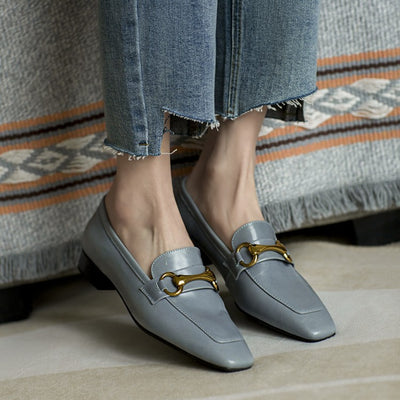 Zapatos de Mujer Elegantes con Tacón Bajo y Detalles Metálicos - Image 5