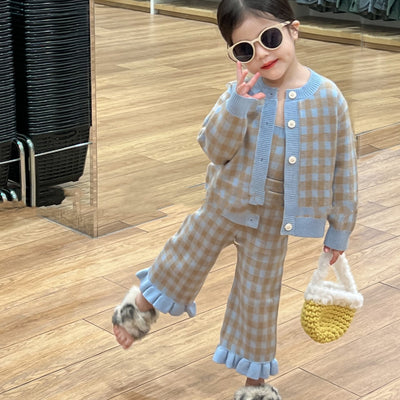 Conjunto de Tres Piezas: Cardigan Tejido con Pantalón y Tirantes