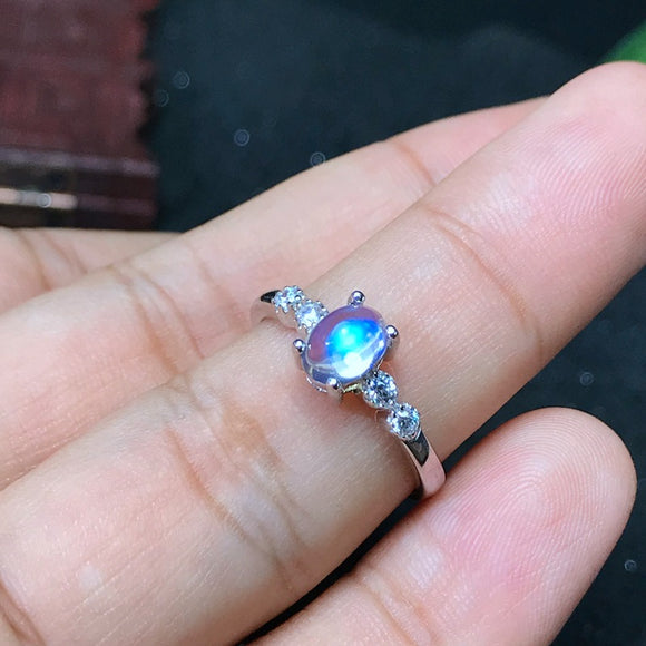Anillo de Piedra de Luna Azul Plateado con Incrustaciones Naturales
