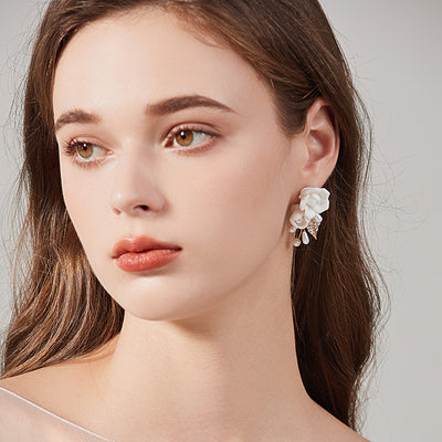 Aretes de Cerámica con Flores Blancas - Image 2