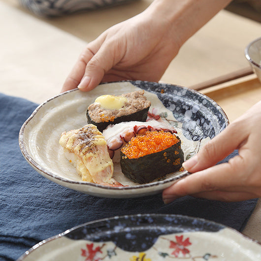 Plato de Cerámica Artesanal Japonesa con Pintura a Mano