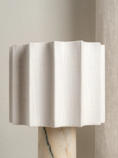 Lámpara de Mesa Minimalista con Pantalla Plisada en Mármol - Image 10